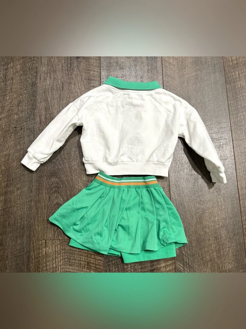 Reebok Classic Girls Green Skirt and White Sweatshirt Set Toddler Girls size 2T
